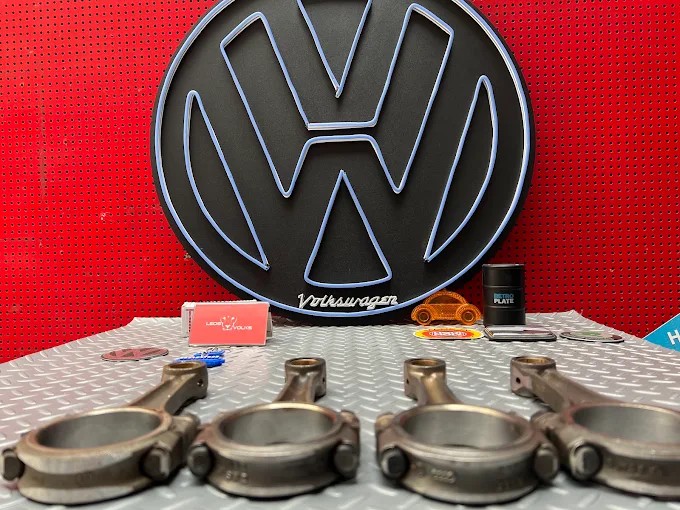 Emblema Volkswagen y piezas de motor en el taller Leo's Volks