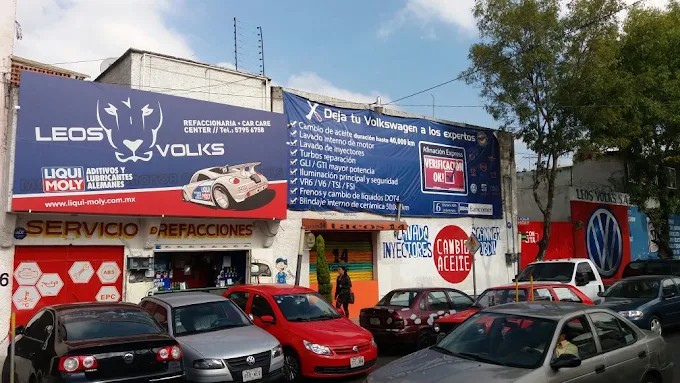 Bielas de motor sobre banco de trabajo en el taller Leo's Volks
