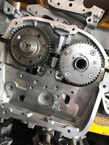 Componentes internos de motor Volkswagen en reparación